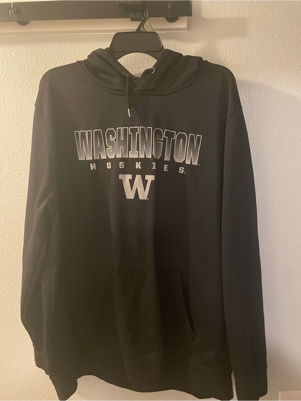 Colosseum Washington Huskies Black Hoodie with White Logo